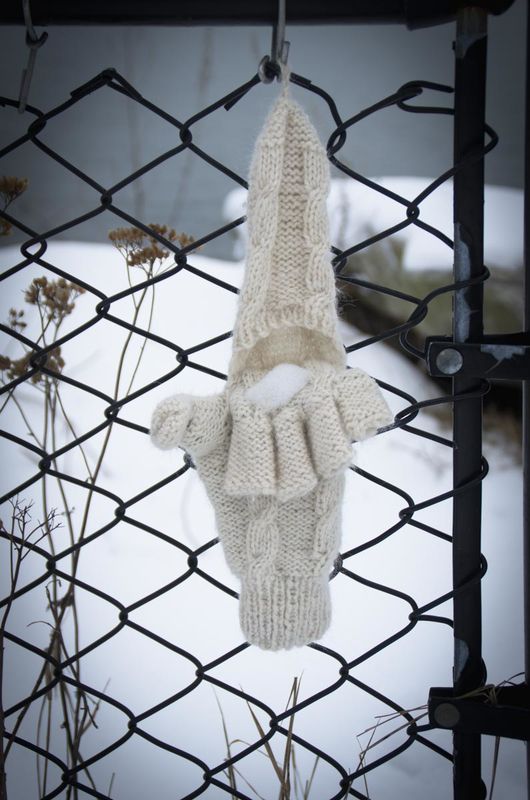 Someone left one cozy mitten glove behind...