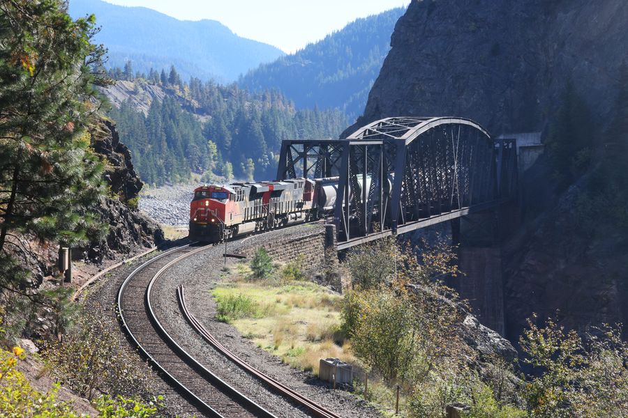 Canadian Pacific and Canadian National mainlines r...