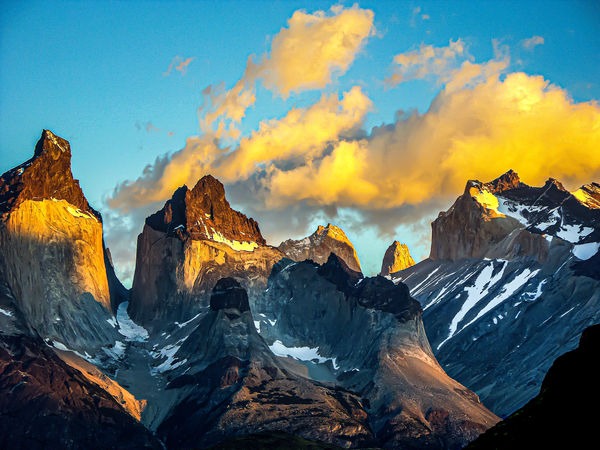 10 - Chile/Torres del Paine NP - Cuernos peaks in ...