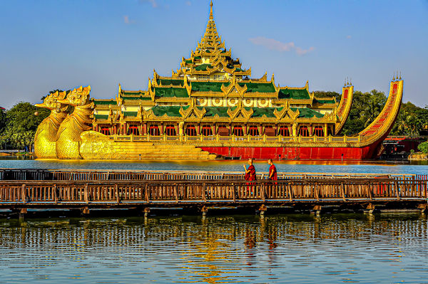 6 - Myanmar/Yangon - Kandawgyi Lake in the center ...