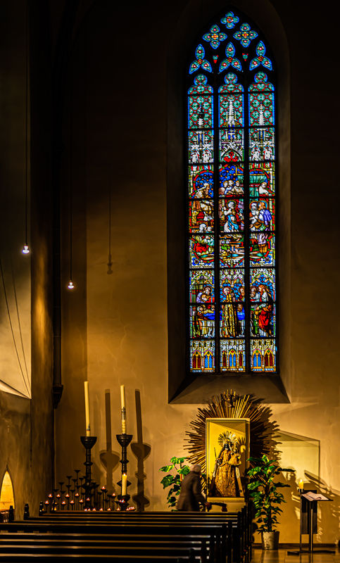 6 - St Laurentius church: Interior corner illumina...