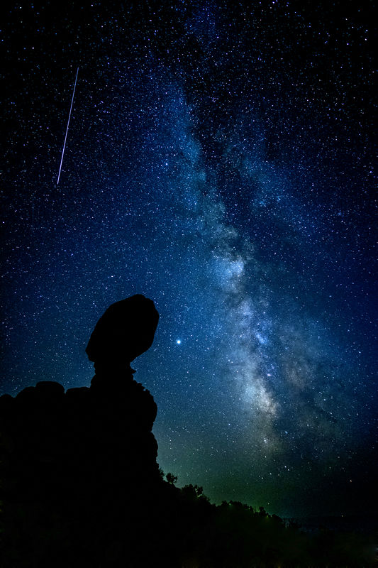 Milky Way and Draconid Meteor at Arches National P...