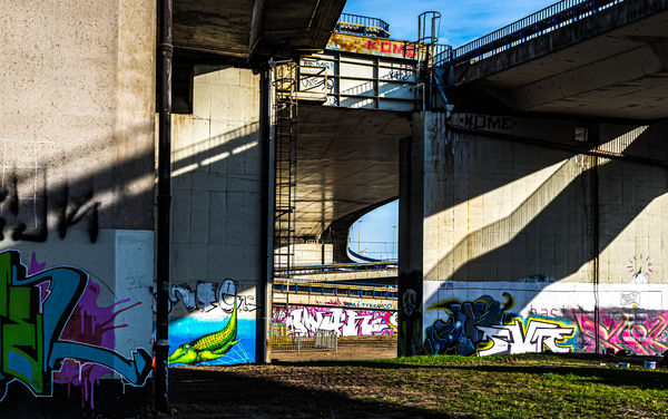 4 - Modern architecture and art: Graffiti under th...