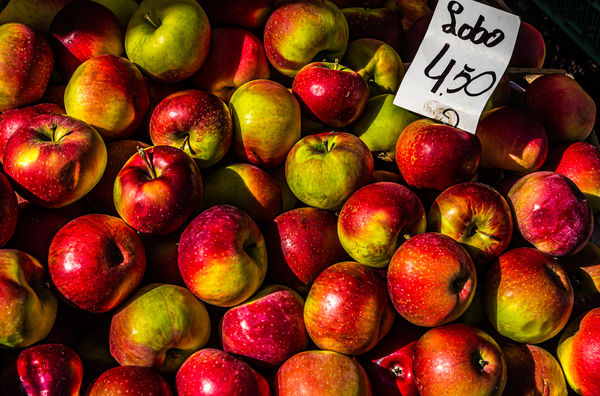 8 - Open air market: Apples...