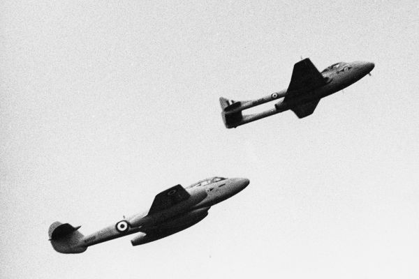 Gloster Meteor (l) & de Havilland Vampire (r) RAF'...