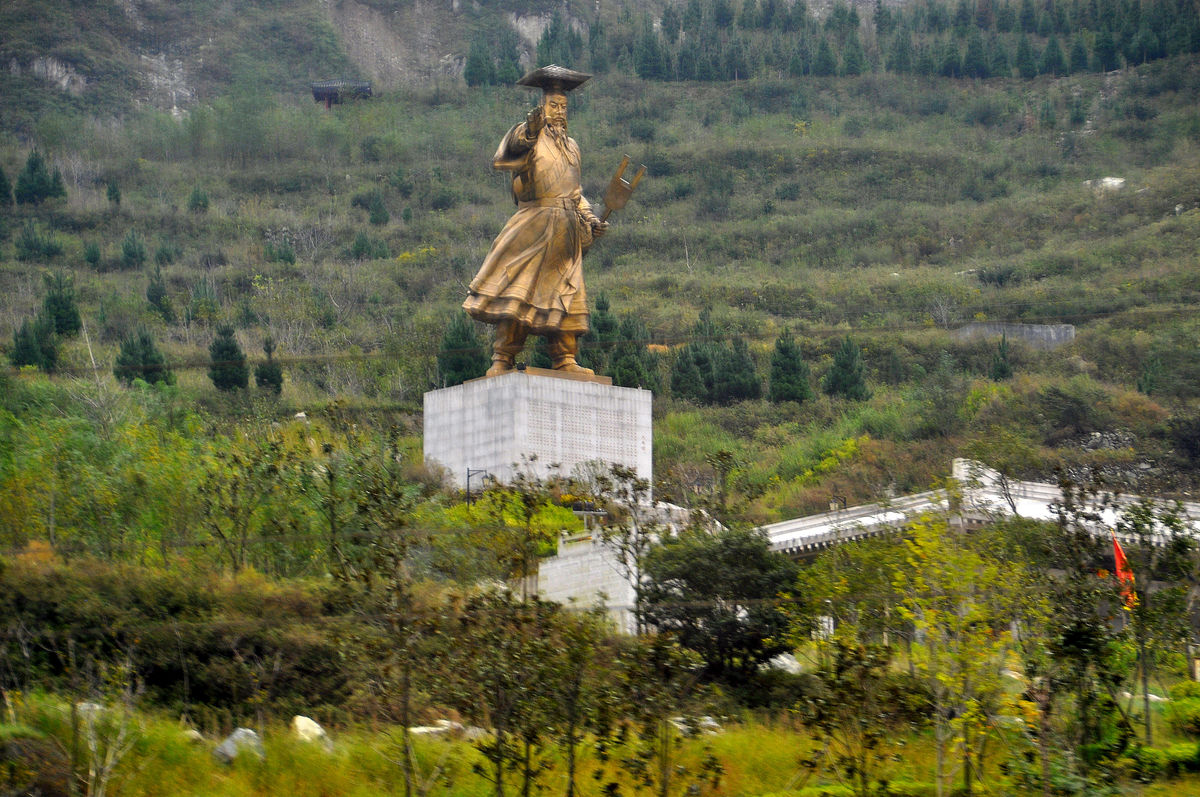 8 - Closer view of the statue of Da Yu...