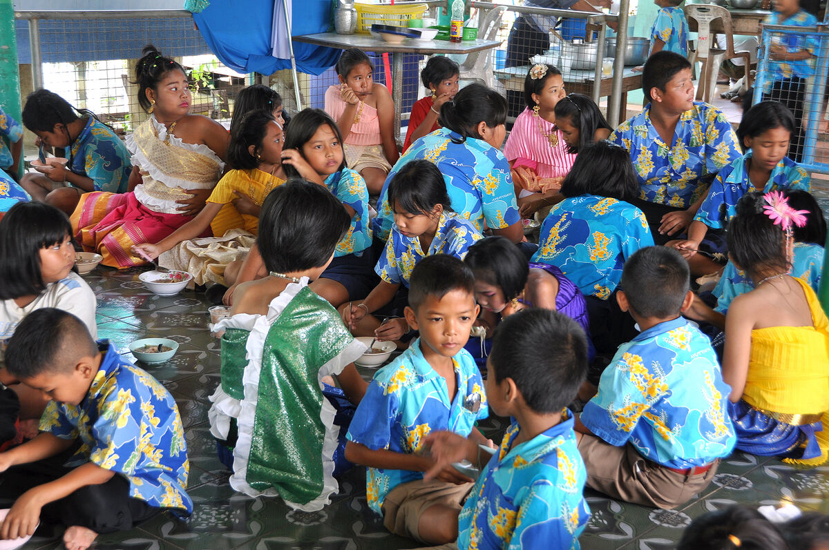 5 - Ayutthaya: School children sitting on the floo...