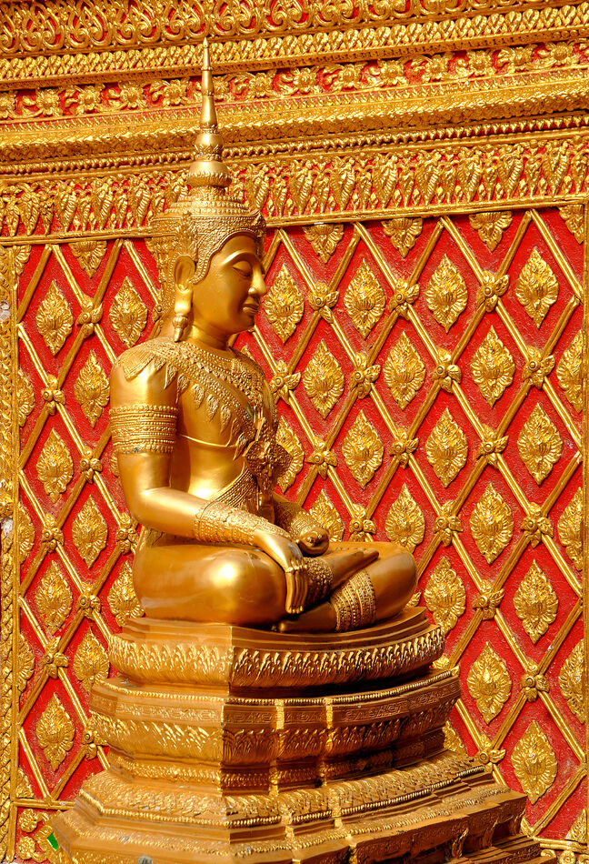 9 - Chiang Mai: Wat Phra That Doi Suthep: Statue o...