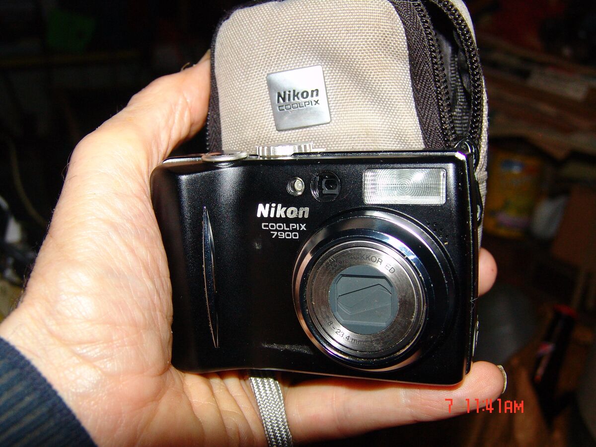 Photo of Nikon CoolPix 7900---7megapixels in palm ...