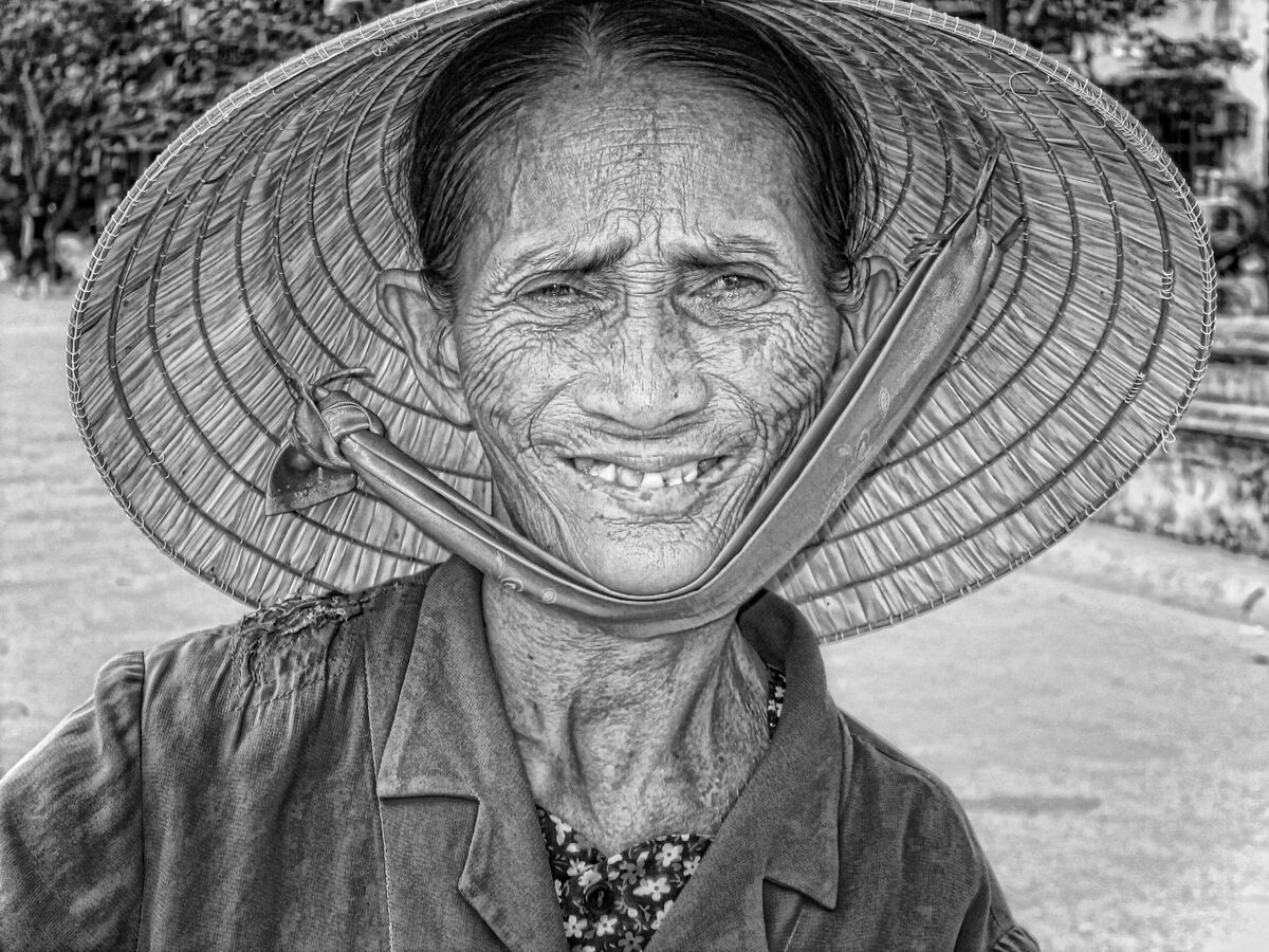 The peanut brittle lady of Hoi An...