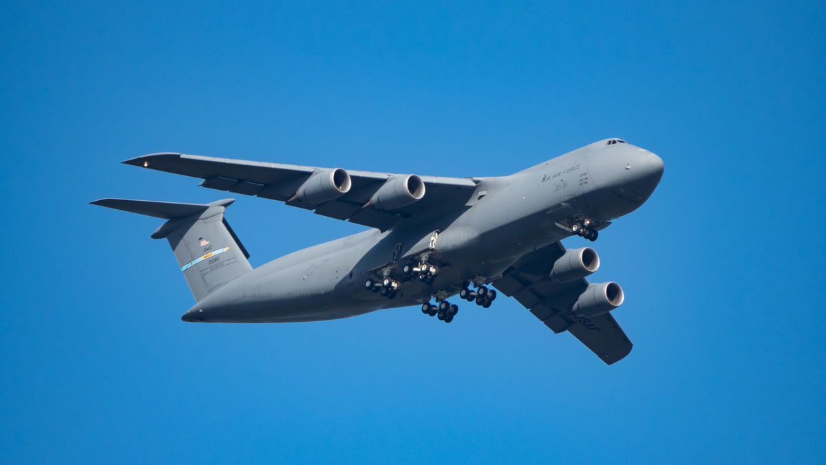 C5 coming in to land at Dover AFB...