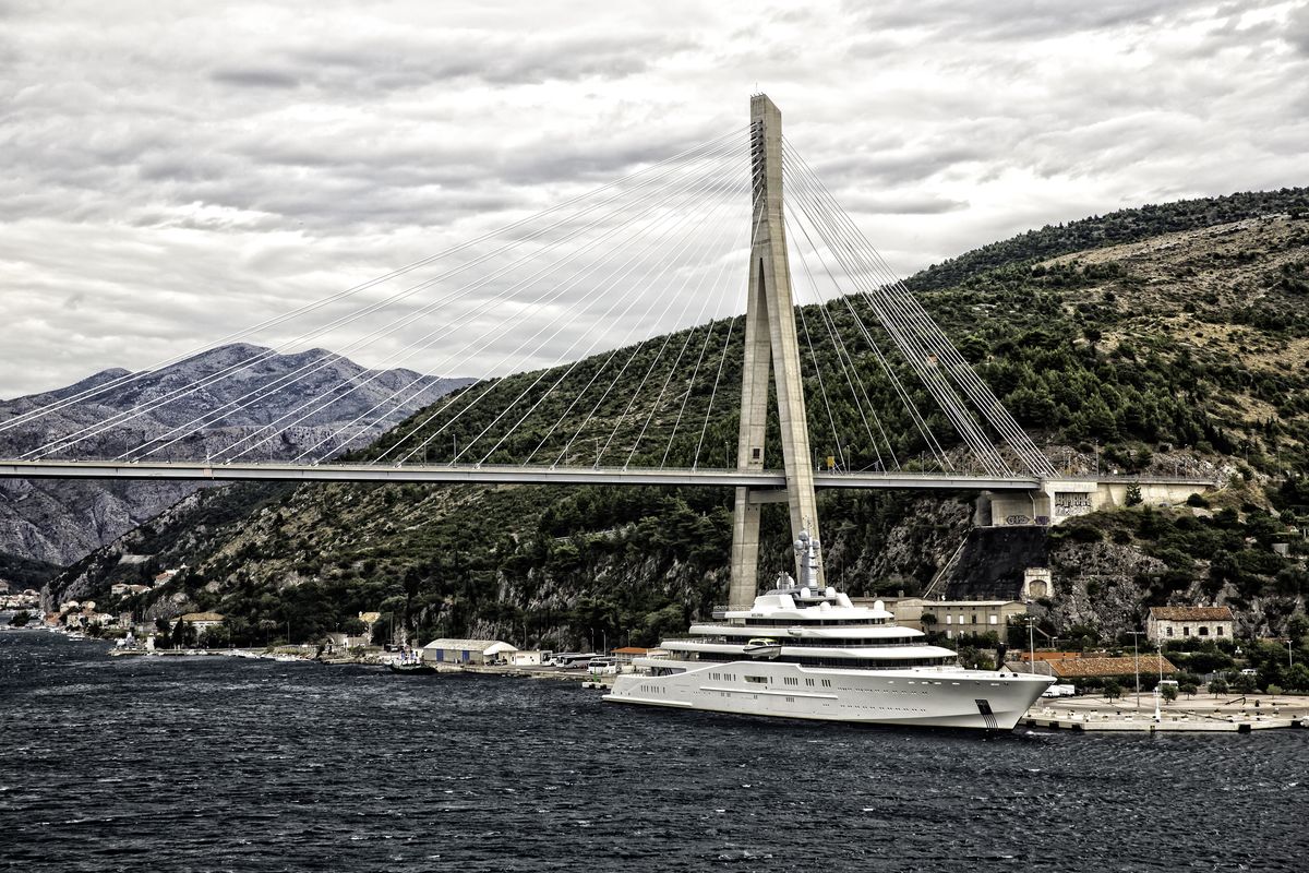 Abramovich’s super yacht (zoom in download to see ...