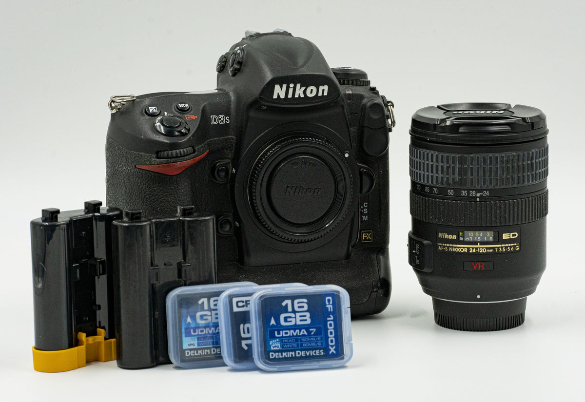 Selling D3s and a 24-120mm lens, comes with 2 batt...