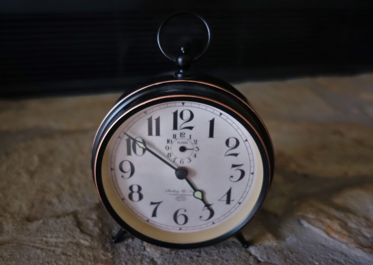 F- This simple, inexpensive clock that relaxes on ...