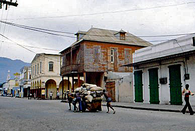 Port Au Prince: Another street scene....