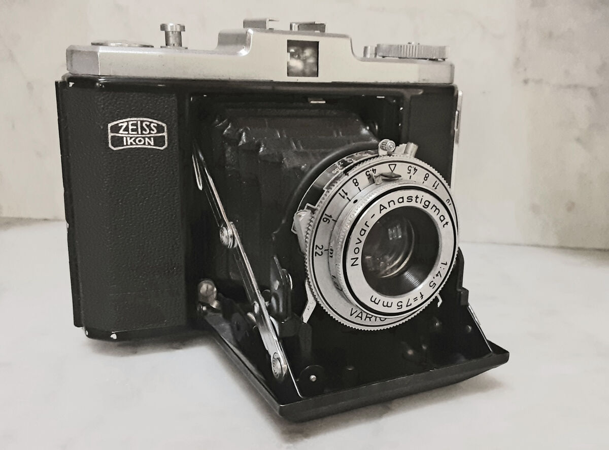 Collectors Zeiss Ikon Nettar This is a 120 film camera ; Zeiss Ikon Nettar, lens is 75mm f4.5
