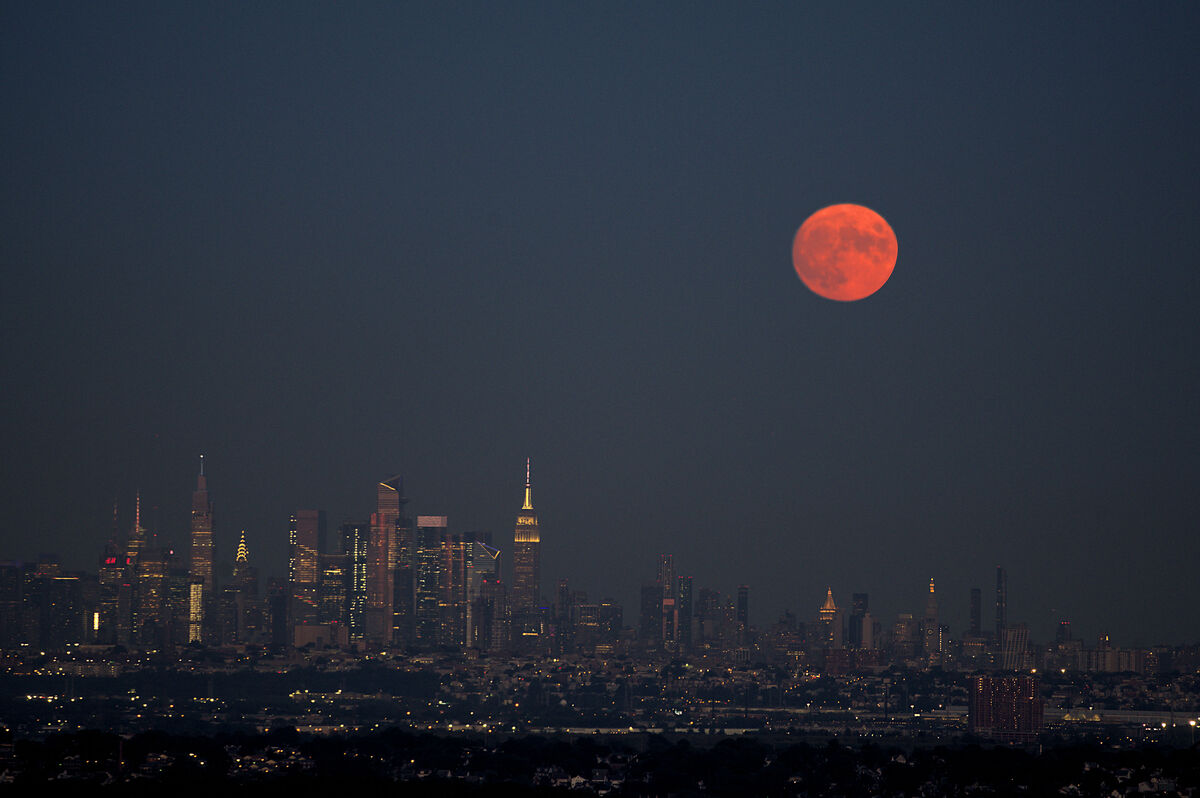 Full Moon over Manhattan: If you have never been to Eagle Rock Park, it