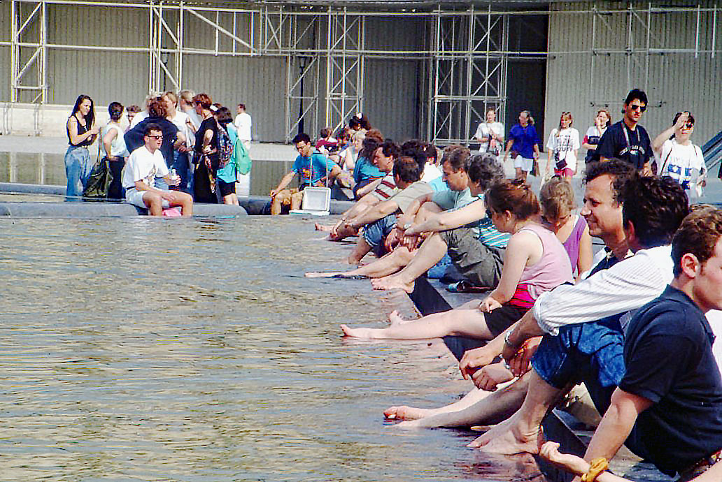 1992 June:  Paris   Cooling off at the Louvre....