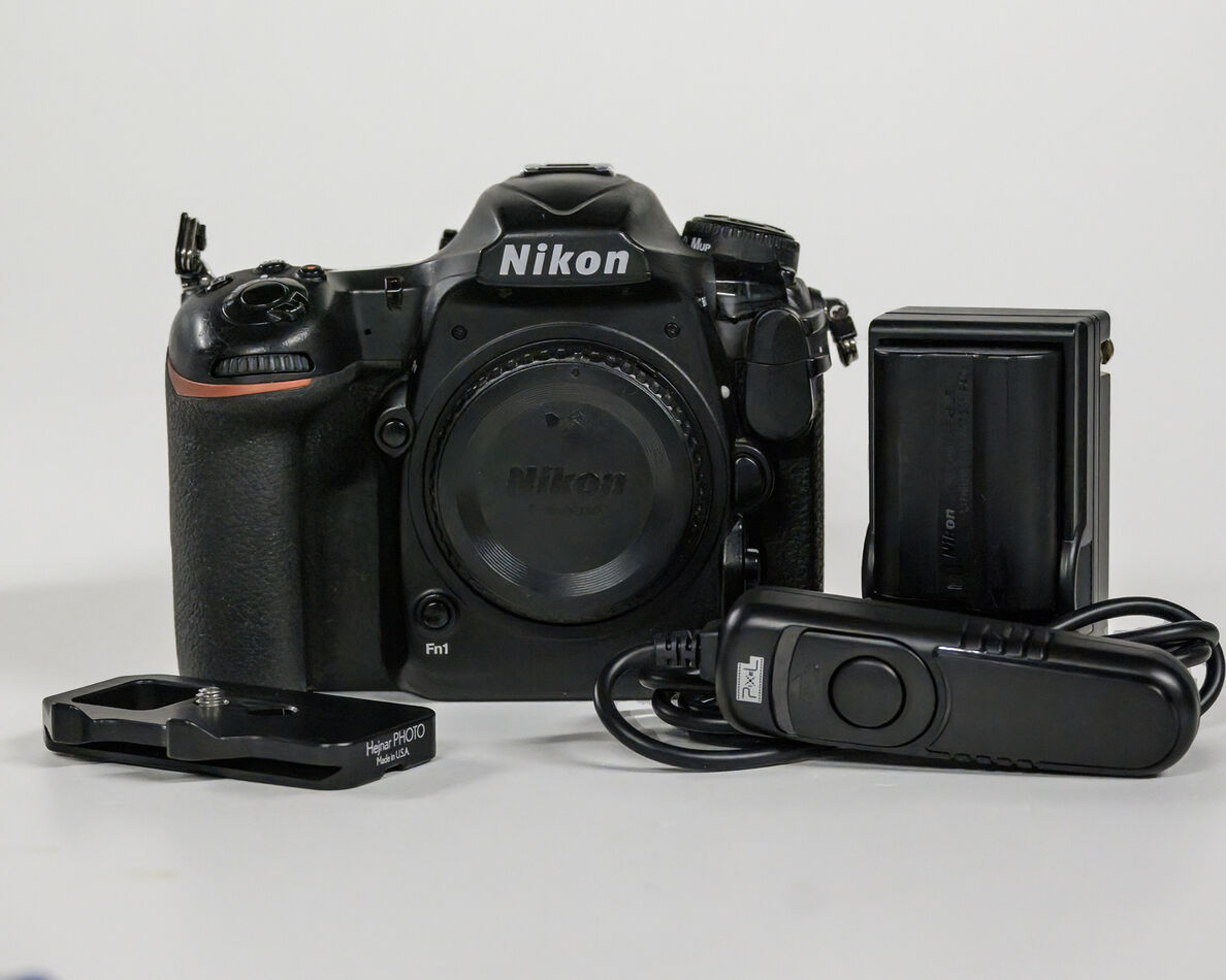 Nikon D500 with inluded Accessories...