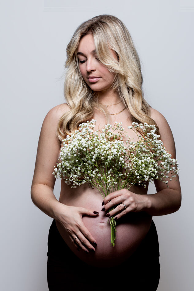 Lifestyle Maternity session with Baby's Breath Bou...