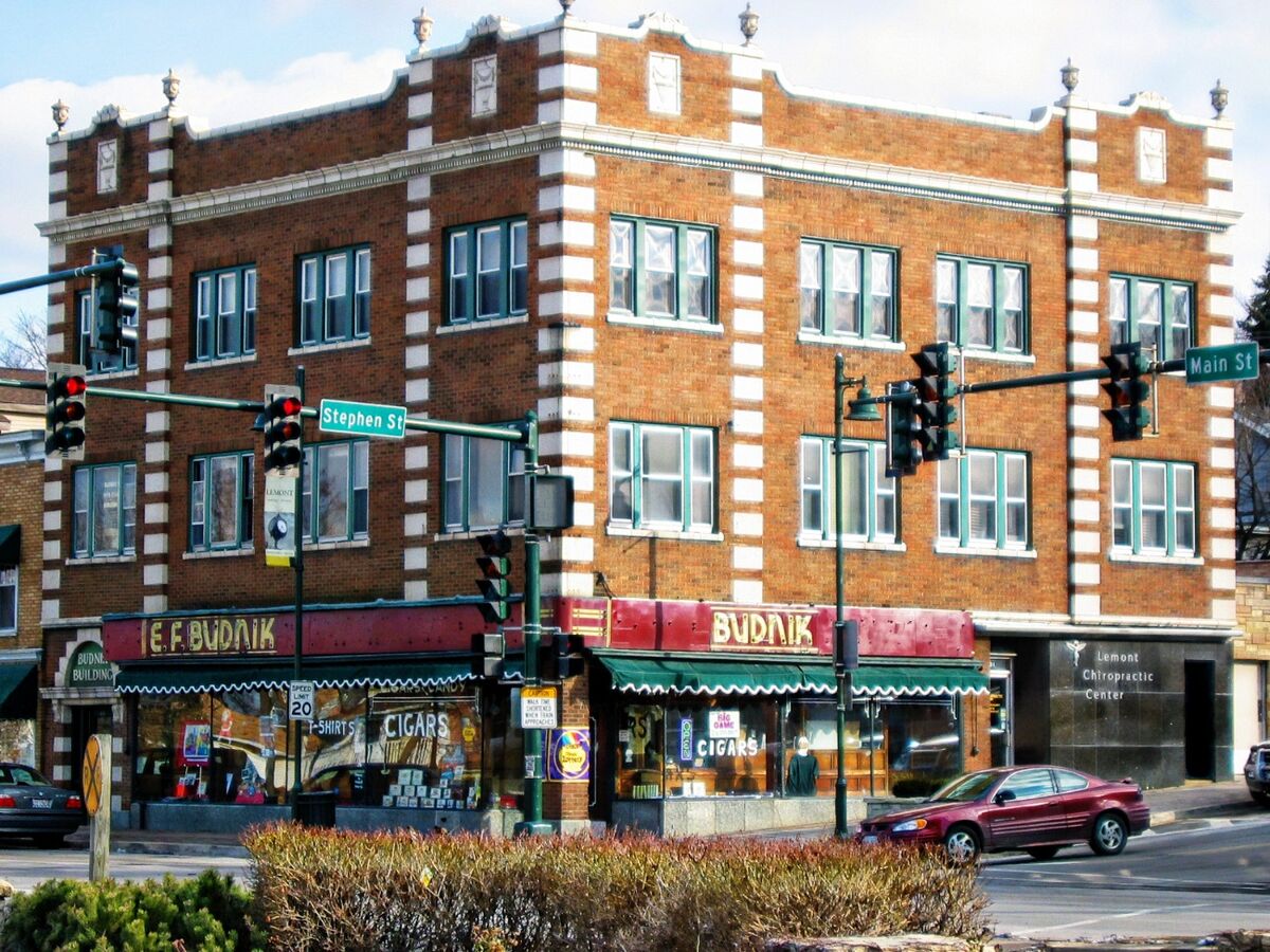 2004 A walk around beautiful Lemont, IL A town sitting alongside the Illinois