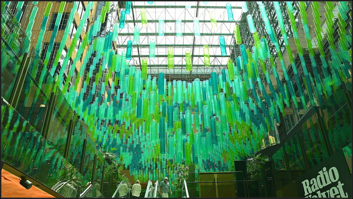 Hundreds of glass tubes, made a great effect....