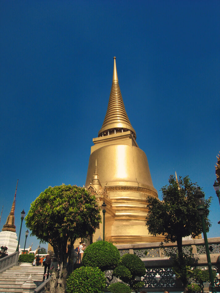 This golden stupa is called Phra Siratana Chedi wa...