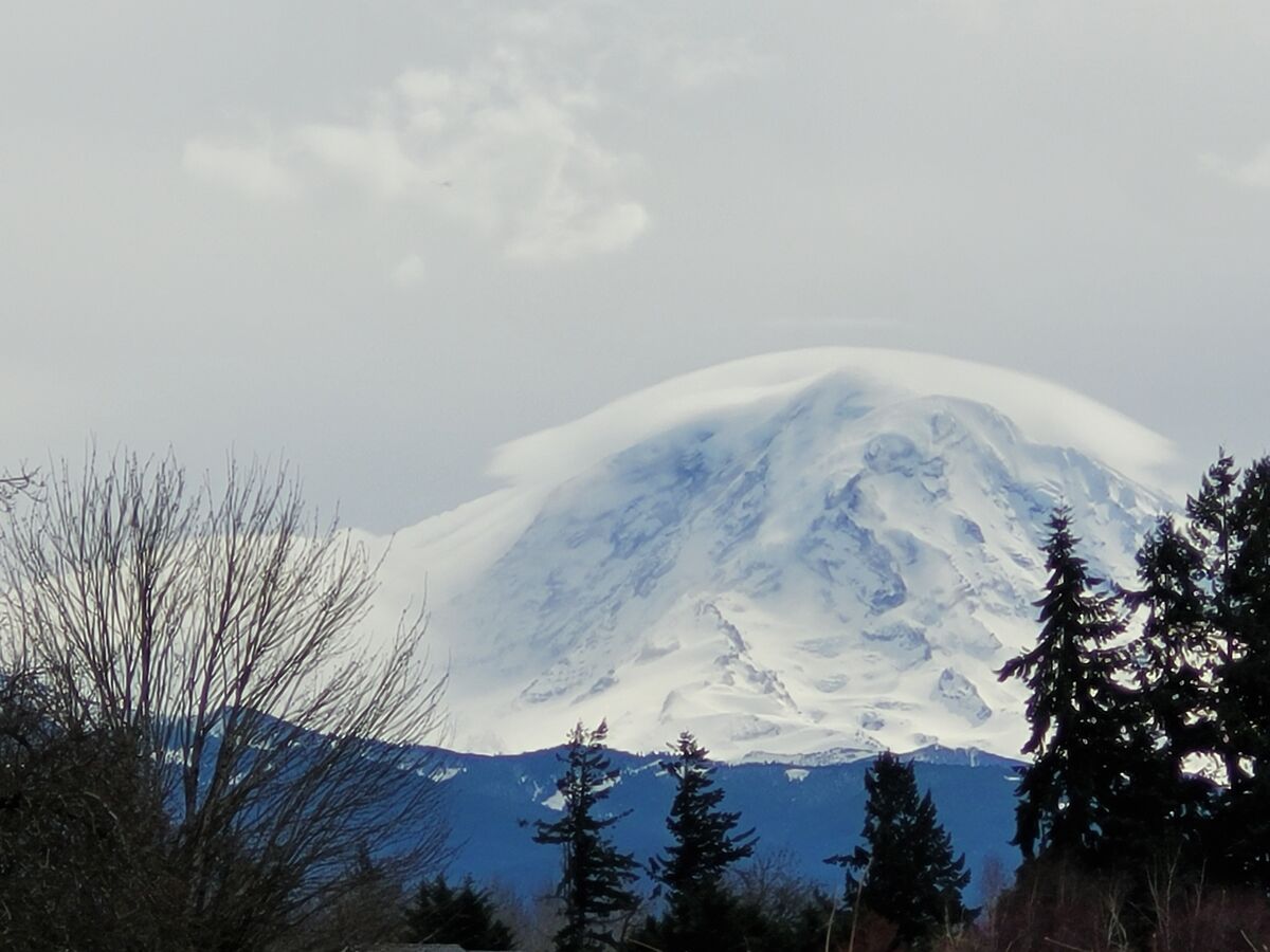 Mt Rainier with a cloudy cap....