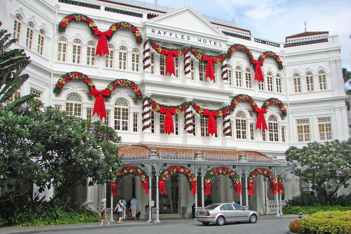 And the 'Raffles Hotel', decked-out for Christmas....