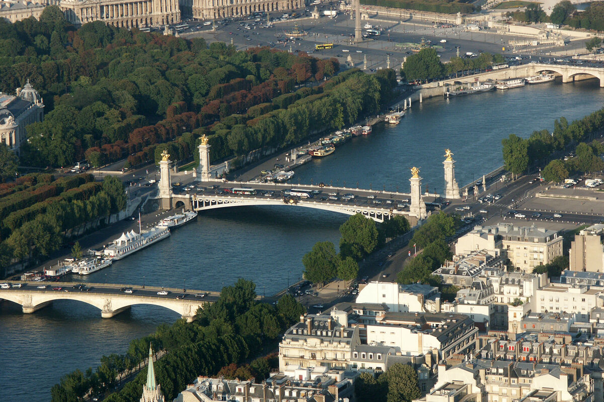 The Pont des Invalides and the Pont Alexandre III ...