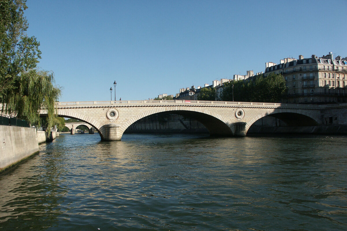 The Pont Louis Philippe Bridge over the River Sein...