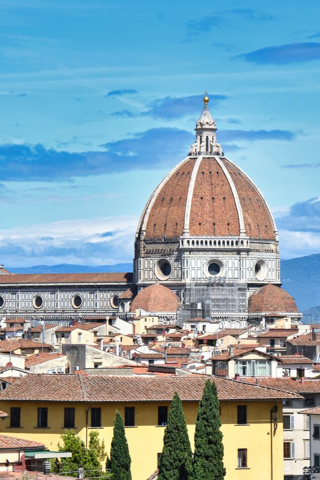 Brunelleschi's dome crowns the Florence cathedral ...