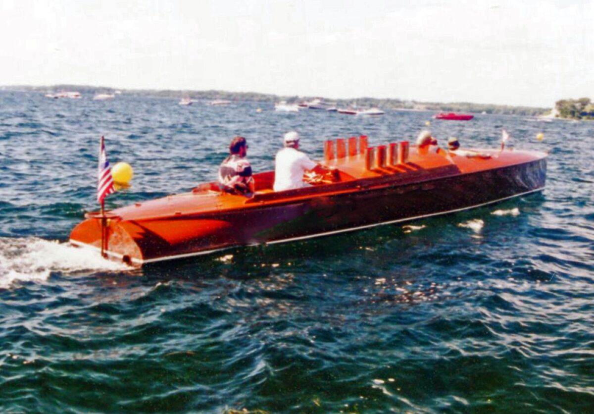 A "Gentleman's Race Boat" with 8 stacks...