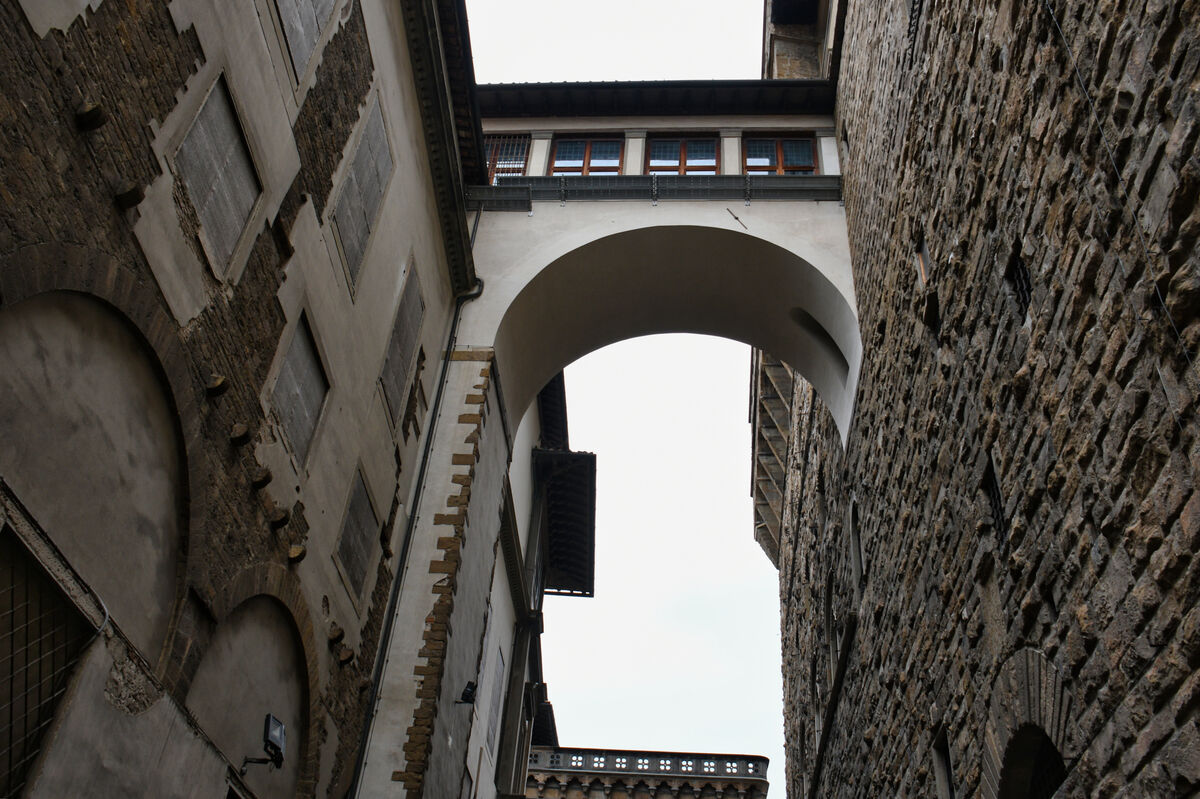 Bridge from the Palazzo Vecchio to the Uffizi. It ...