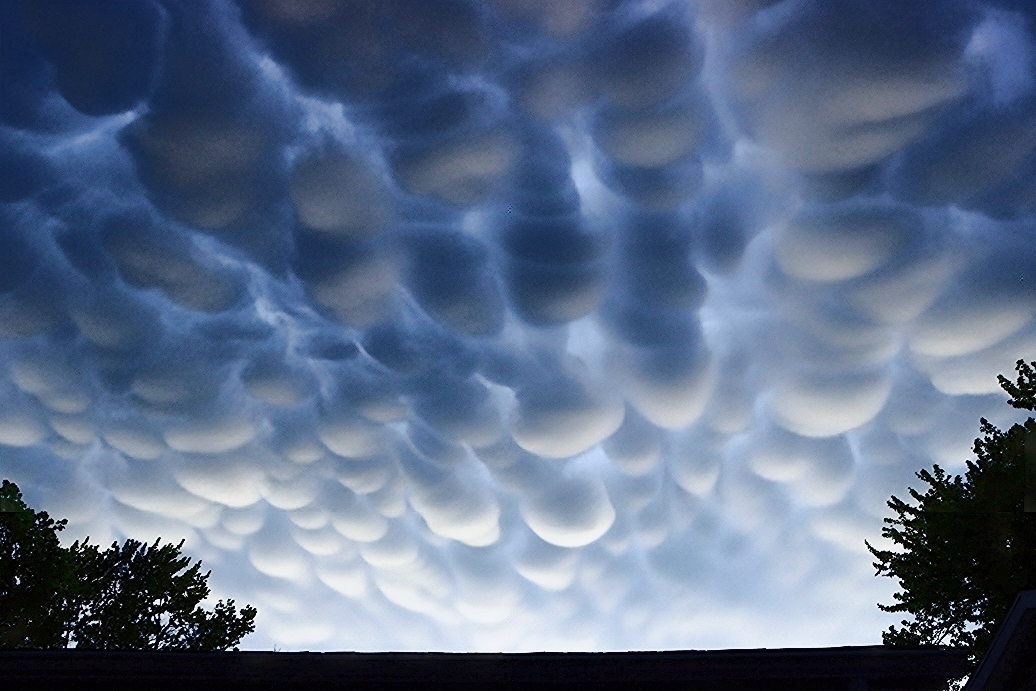 Mammatus cloud formation....