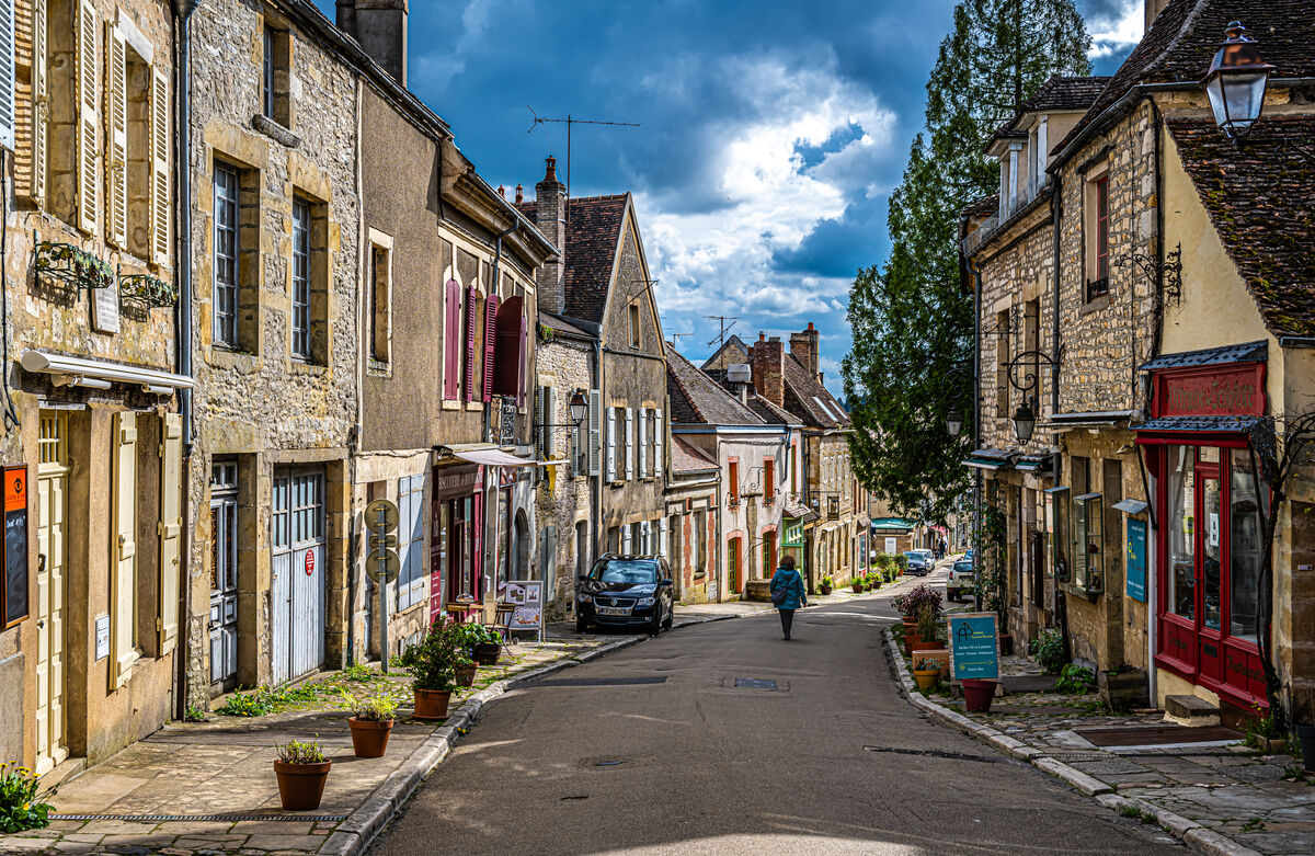 1 - Yonne/Vézelay - Steep street in this defensibl...