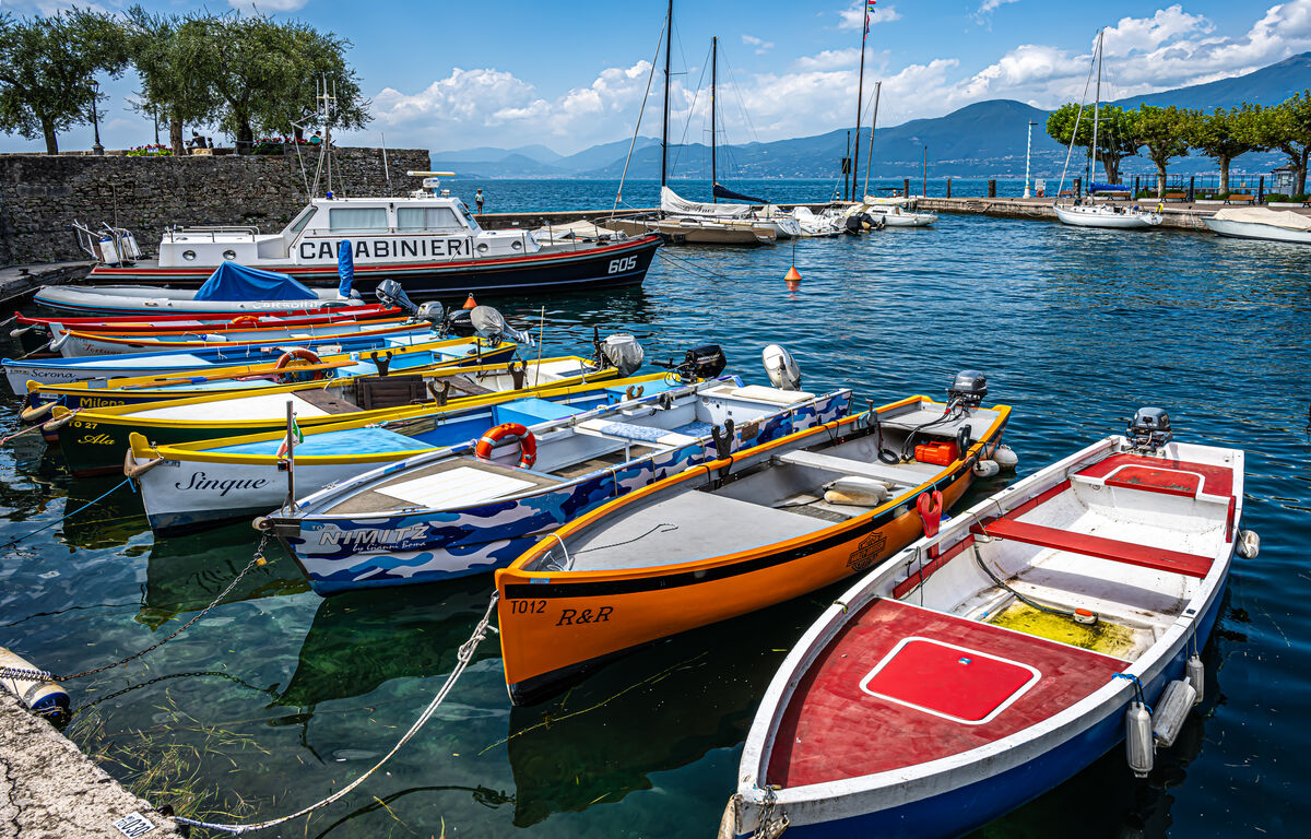 7 - Veneto/Torri del Benaco - Small boats and a cr...