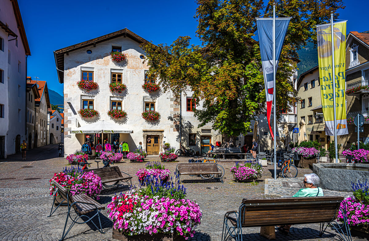 10 - South-Tyrol/Glorenza-Glurns - Flower-bedecked...