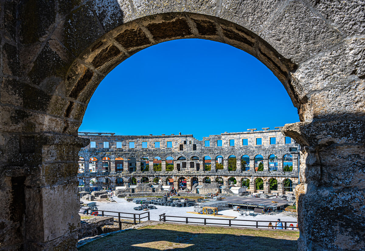 6 - Istria/Pula - View through one of the arches o...