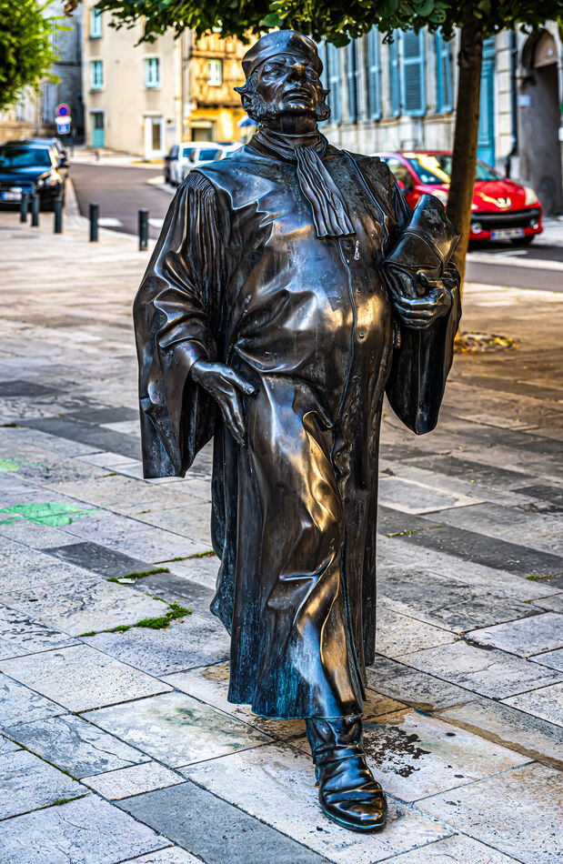 2 - Haute-Saône/Vesoul - Statue of a "Lawyer going...