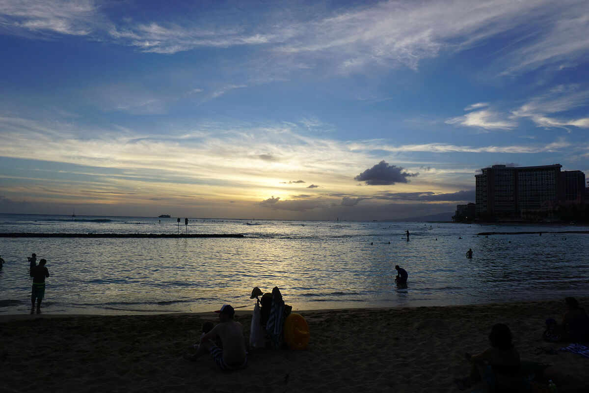 Sunset over Waikiki Beach in Honolulu, Oahu, Hawai...