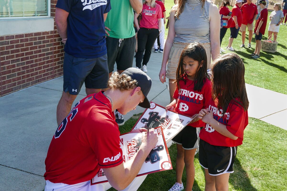 7. Young fans get autograph from the "Player of th...