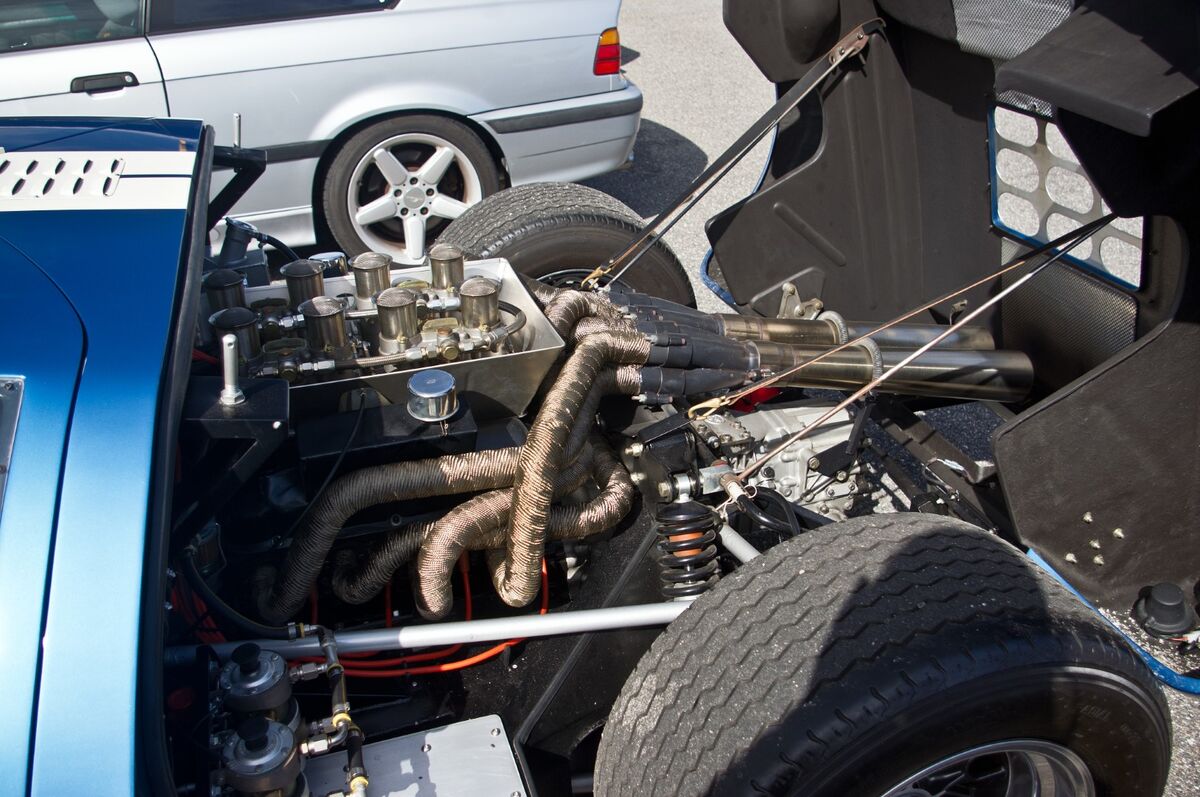 Ford GT 40 Engine w/ "Snake Pit" exhaust headers...