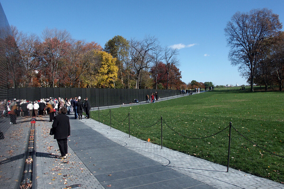 Walking along 'The Wall', the Vietnam Memorial in ...