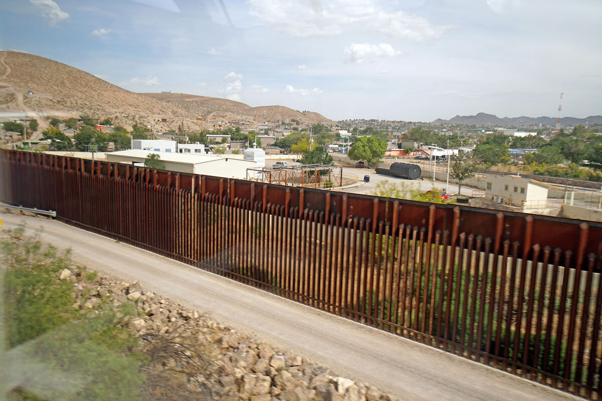 The fence along the US-Mexico border, near Sunland...