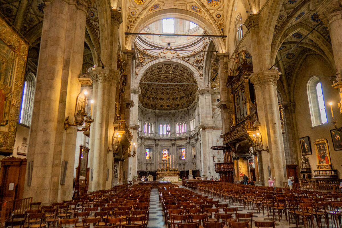 Inside the beautiful Como Cathedral...