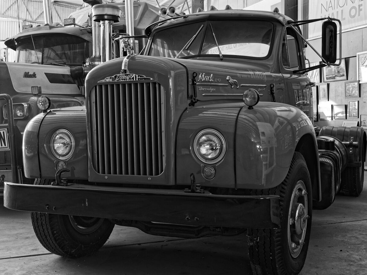 5 1953 - 1966 B Series Mack prime mover (tractor u...