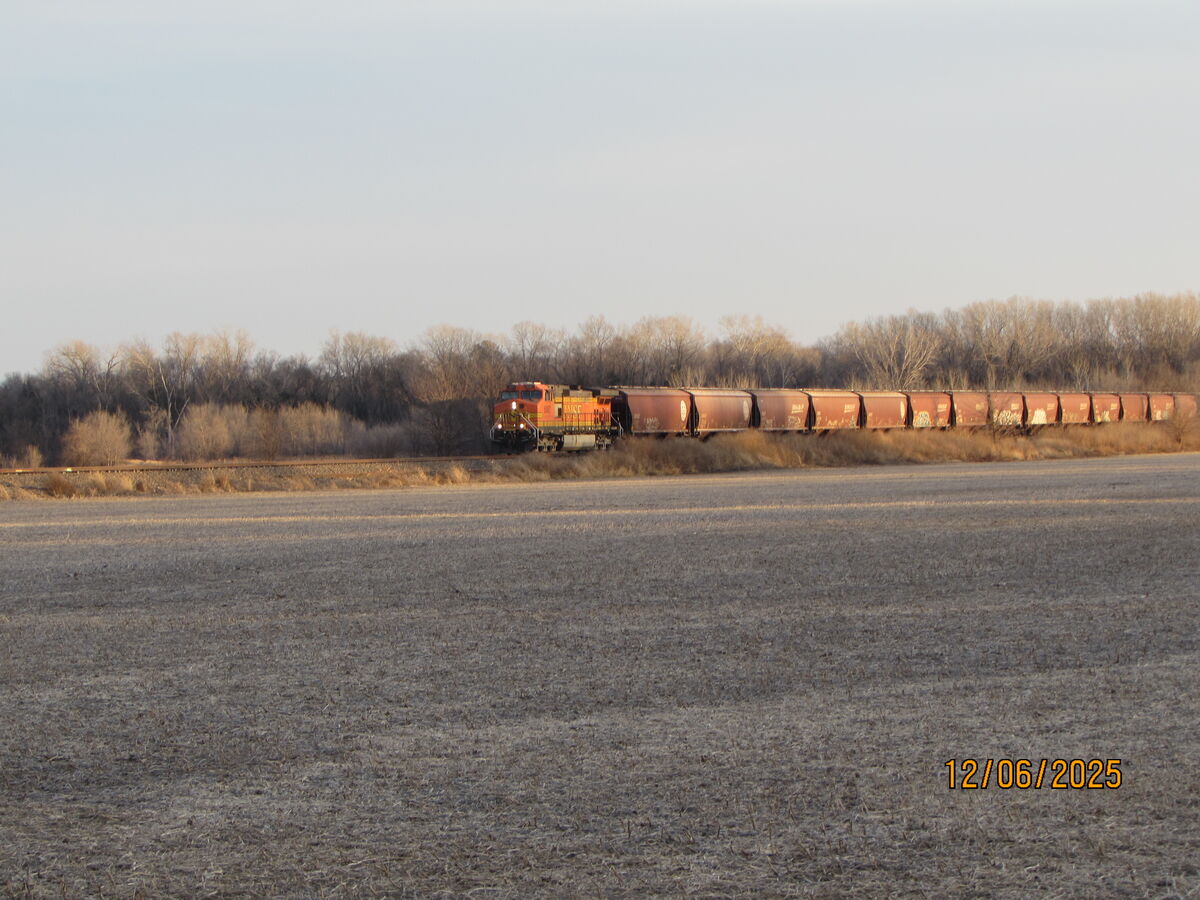 Westbound Empty Grain Train with Heritage and Fallen Flag hoppers in ...