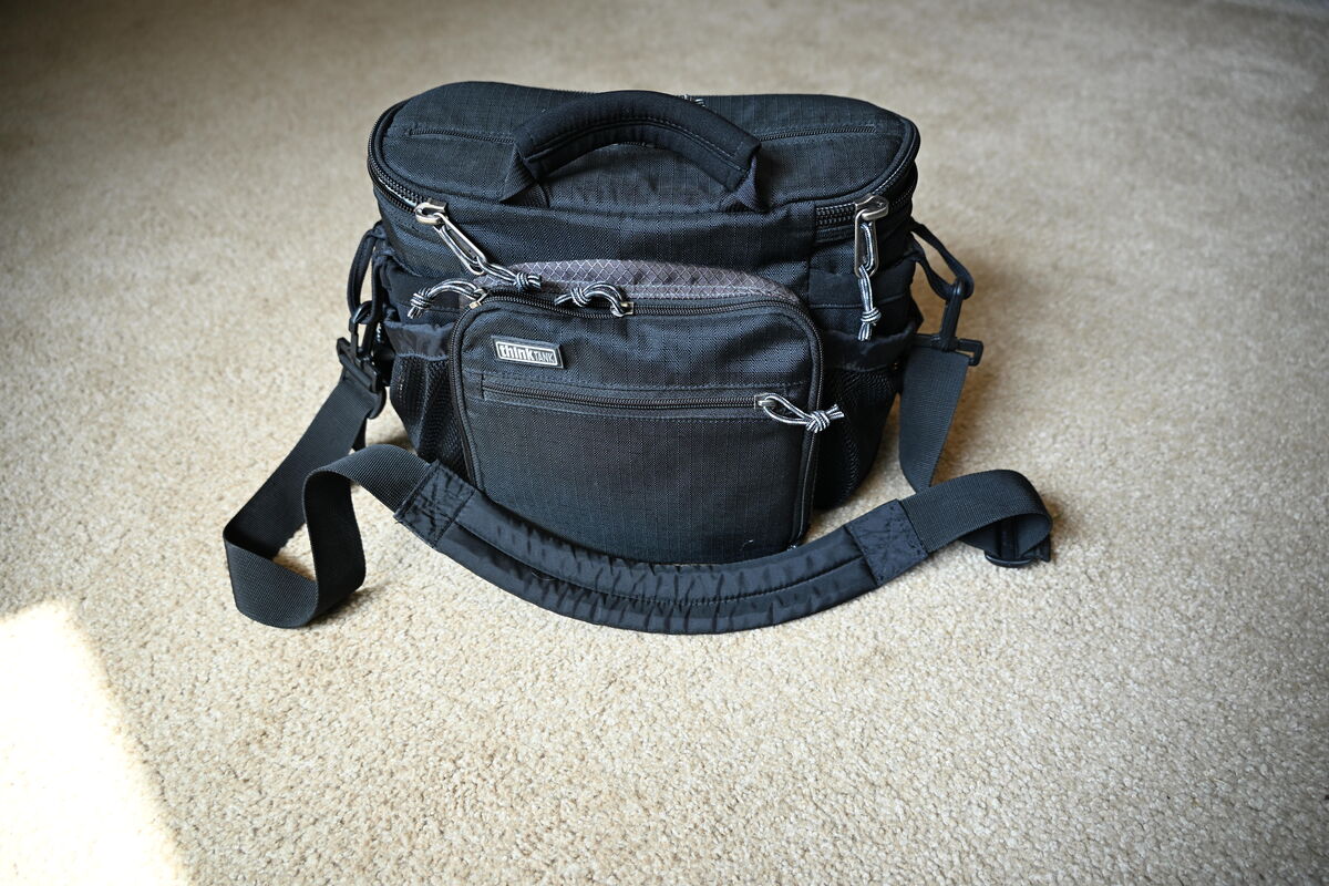 thinkTank SpeedTop Crossbody 10 Graphite - Foto Erhardt