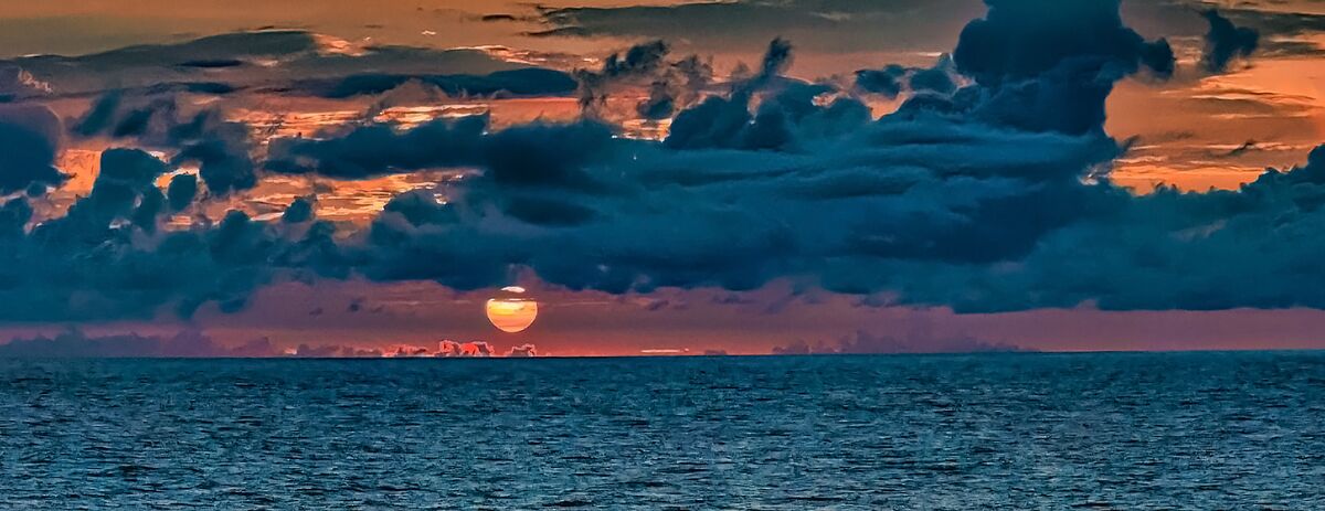 sunset in caribbean: Without obstructions, sun ,rise ,sets are best...